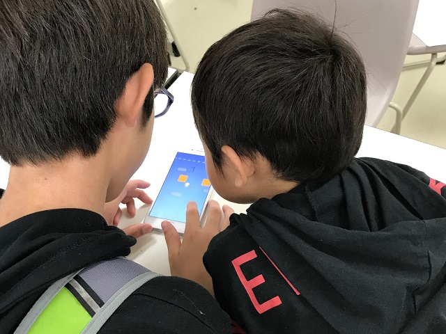 名大祭で大学生が作ったゲームにチャレンジしている子供たちの写真